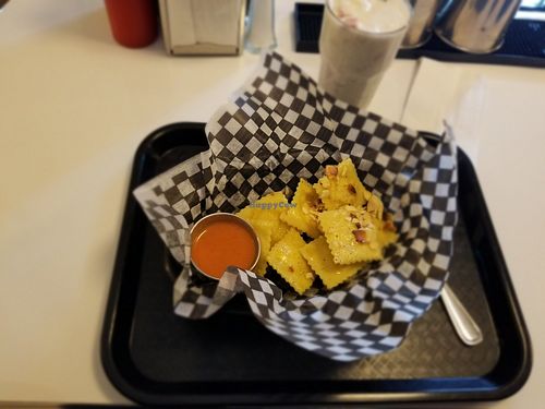 Ravioli avec ricotta et sauce rosée. at Mimi & Jones in Montreal