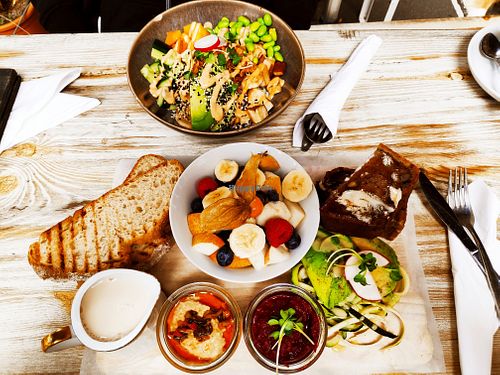 Vorne: Vegan Platter, hinten: Poké Bowl vegan at Annabatterie in Mainz