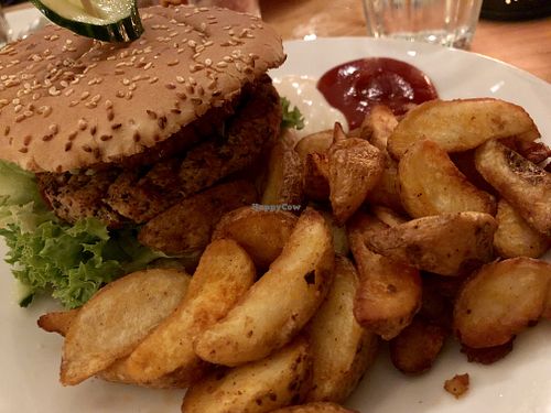 burger n fries at Signor Verde in Cologne
