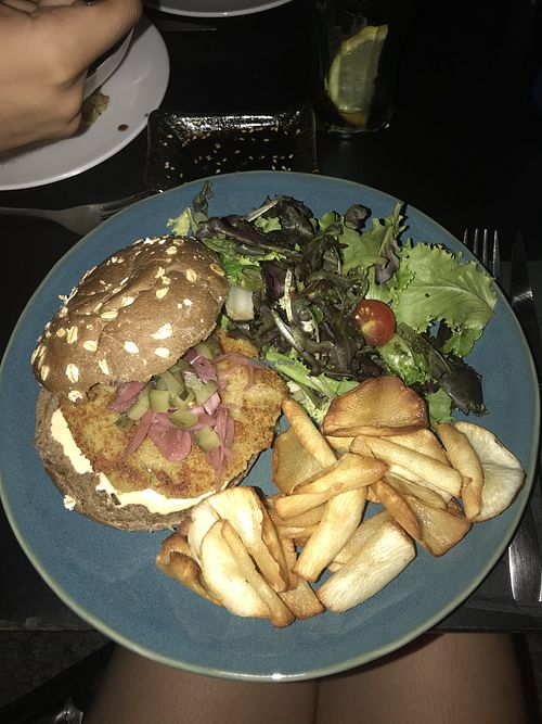 Veggie burger (vegan) with yuca crisps at Portovello in Ourense