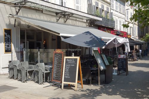 Easy to overlook the name of the café with all the huge sunshades in front of the café at Le Conservatoire in Avignon