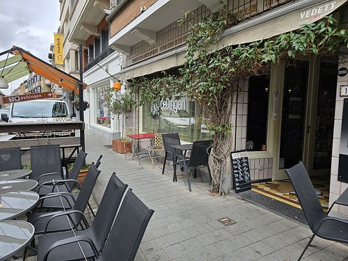 Front and entrance at deDingen in Kortrijk