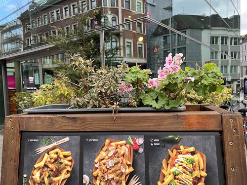 sign & flowers  at Frittenwerk - Holzgraben in Aachen