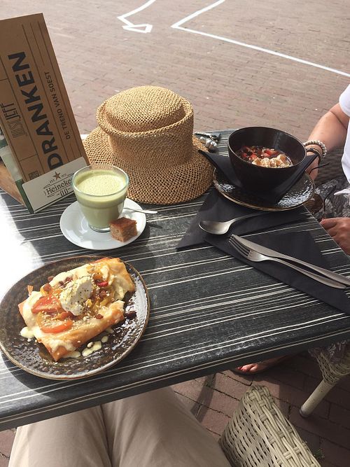 Banaan Acai Bowl, Matcha Latte and Apple tarte tatin at Just Jeff in Soest