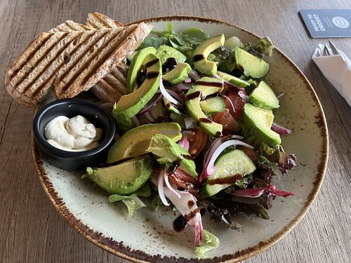 Lykke Salat (oder so ähnlich ;-)). DIP fürs Brot ist wohl nicht vegan (Butter mit Knoblauch)    at Lykke in Skien
