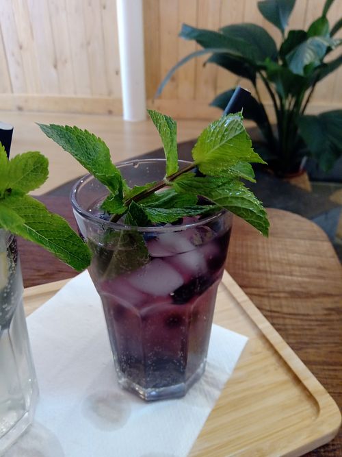 Lemonade with violet, berries and mint at Vegateau - Vegan Coffeebar and Bakery in Antwerpen