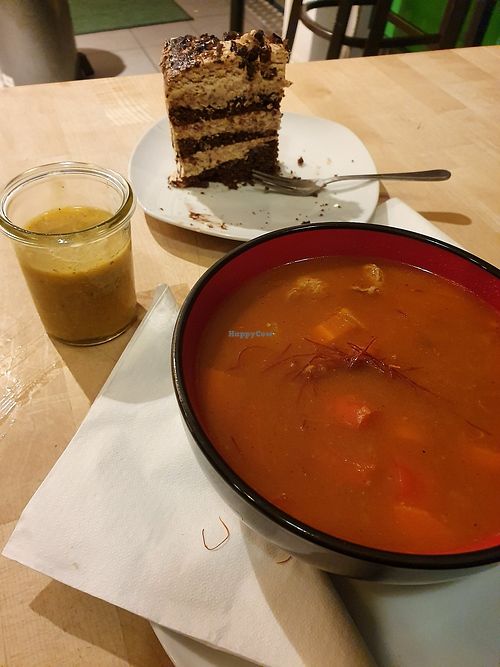 Snickers Cake + Kaki-apple-banana smoothie + goulash soup 💚💚💚 at Försters - Schivelbeiner in Berlin