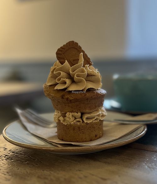 Biscoff sort of a fairy cake - UNBELIEVABLY GOOD! 👌🏼 at The Puffer in Oban