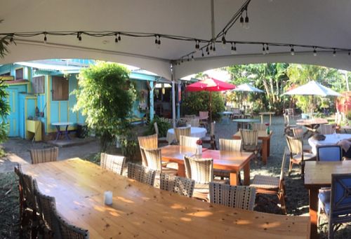 outdoor eating space at Russell's by Eat Healthy Kauai in Wailua