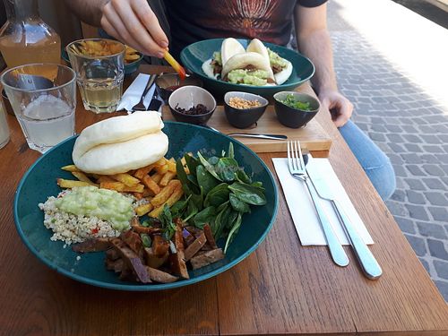 Vegan bao bowl and vegan bao buns at Figar Bao Bun in Vienna