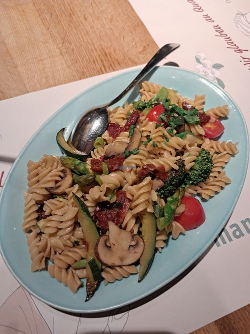 Pasta with sundried tomatoes, asparagus, zucchini, broccoli, mushrooms and cherry tomatoes at Mama Trattoria - Am Sandtorkai in Hamburg