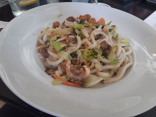 Udon noodles with tofu, veggies and peanut sauce at Lemongrass - Ribera in Valencia