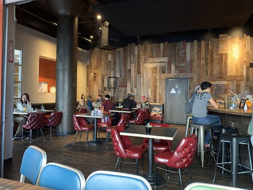 That's how busy the place was when I waited 45 mn for a burrito... 😅  at Eternal in Oakland