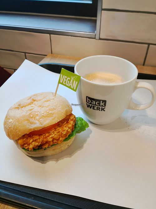 crunchy plant-based chicken+ Cappuccino mit Hafermilch #Veganuary at backWERK in Singen