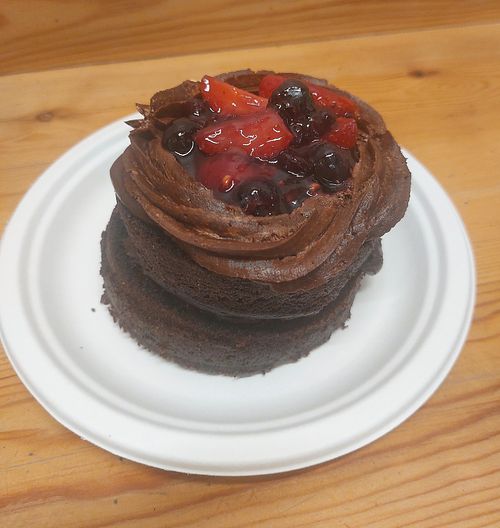 Vegan nutella and strawberry cake at Chök in Barcelona