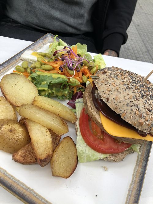 BBQ burger at Veganitessen in Sevilla