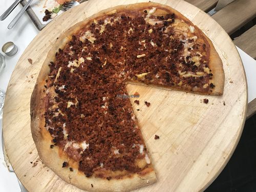 Vegan pizza with beyond meat 😋 at Veganitessen in Sevilla