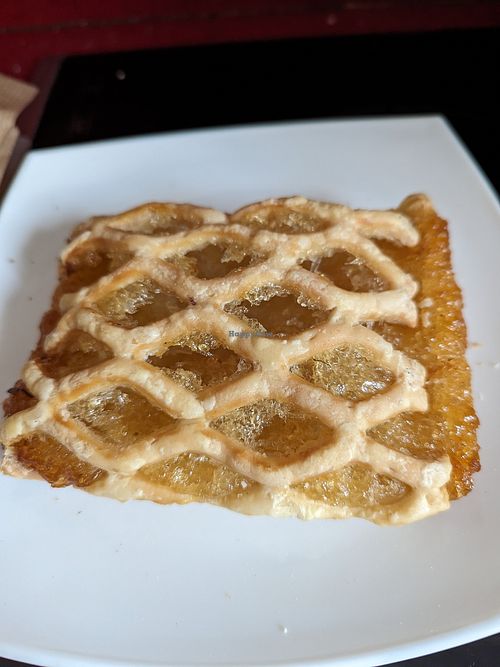Apple pastry at Veganitessen in Sevilla