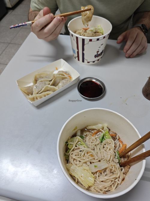 big bowls of dry noodles & veggie dumplings at Ā Tán Yí SùShí Miàn Diàn 阿潭姨素食麵店 in Hengchun