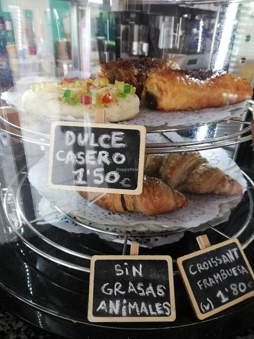 Crusanes veganos rellenos de frambuesa!! Exquisitos!!!! at Cafeteria Punt 5 in Figueres