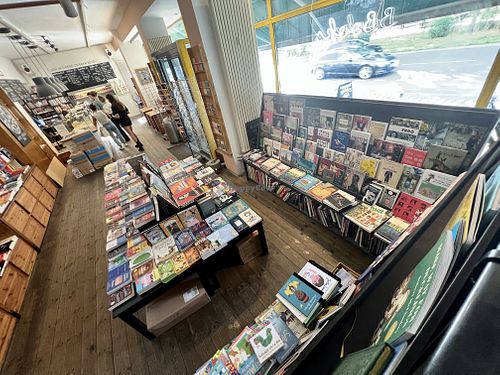 inside  at Fine Bagels @ Shakespeare and Sons in Berlin