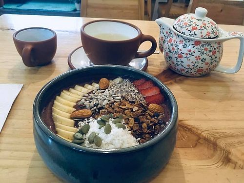 Acai bowl & coca tea at El Cafetalito in Cusco