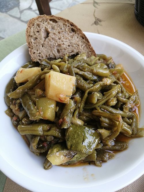 Bohneneintopf mit Brot at Ta Rolla in Kalamata