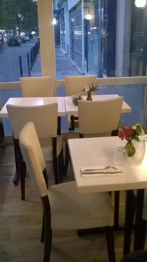 restaurant room at Loving Hut in Paris