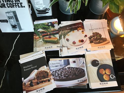 Cake options and they use oatly. :) at Stroll In Vegan Kitchen 漫步維根 - MànBù Wéi Gēn in Tainan