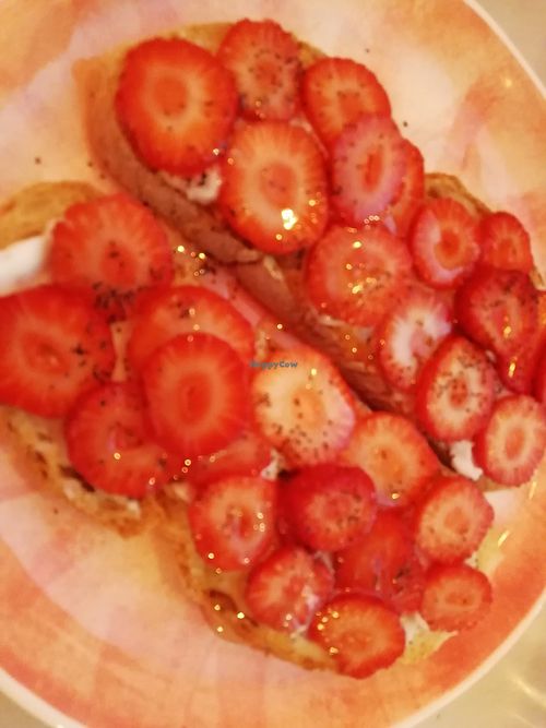 Strawberries and cream cheeze on toast at Sugar Rabbit Kaffé in Albufeira