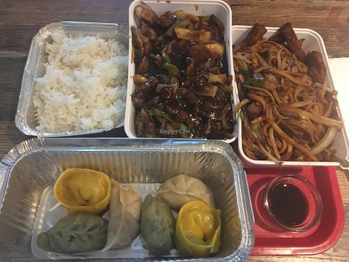 Dumplings and main dishes at Guang Dong in Brussels