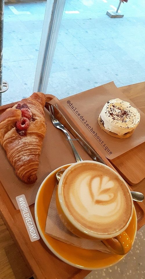Coffee with oat milk, banoffee cake and croissant with jam at Dulce de Leche - Boutique San Vicente in Valencia