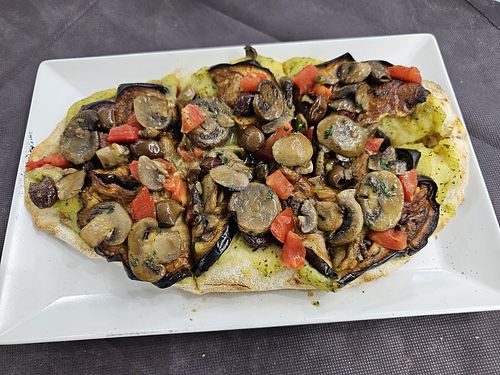 Vegana (Pinsa Romana) at Ciccittu in Portoscuso