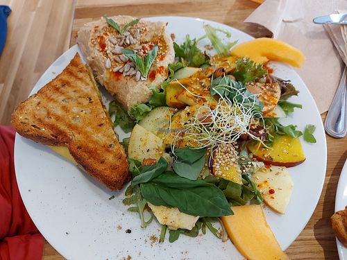 Grilled cheese+houmous+salad : yummy at Virgule in Toulouse