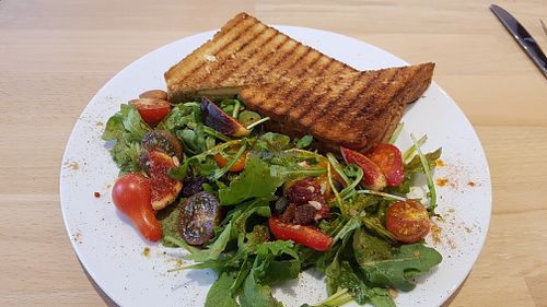 Grilled cheese with salad at Virgule in Toulouse