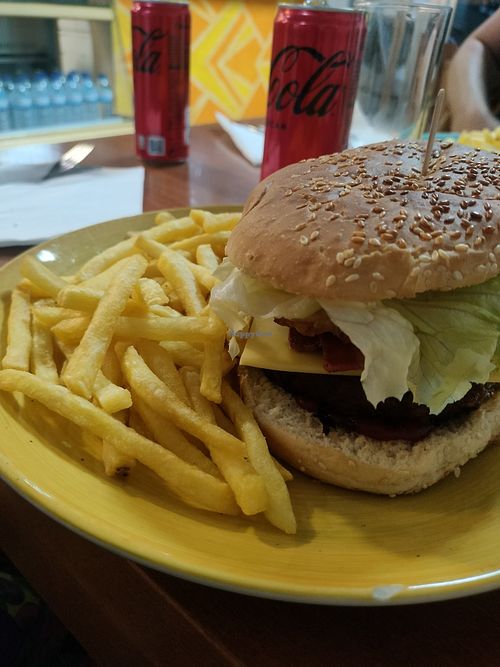 Hamburguesa prema con "bacon" y "huevo" at Prema in Viseu