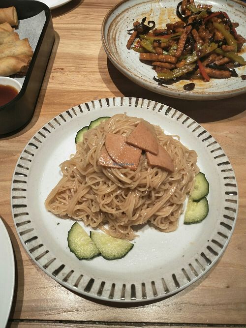 Noodes with sesame oil at Duǒ Duǒ Kāi 朵朵开素食 - Houzaimen in Jinan