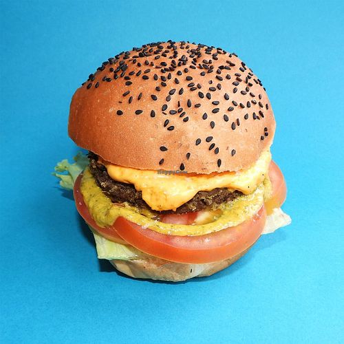 Tradicional: Pão de hamburguer, disco de soja com especiarias, cheddar, tomates psicodélicos, alface americana e mostarda com ervas finas at Beni in Sao Paulo
