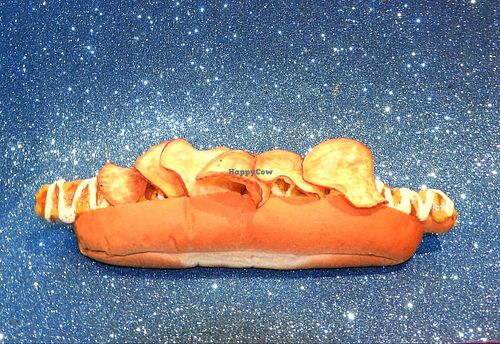 NotDog: Pão de dog, salsicha de soja, molho de tomate, maionese de alho, mostarda com ervas finas, catchup com frutas vermelhas e chips. at Beni in Sao Paulo