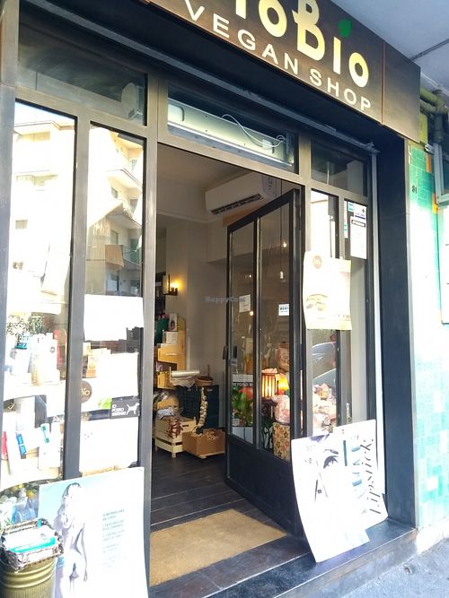 The vegan and organic shop from the outside at ToBio Vegan Shop in Naples