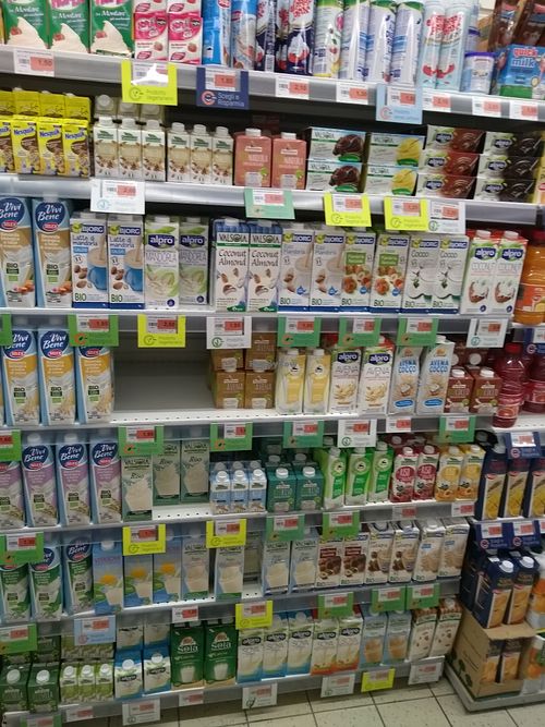 Vegan milks at Sole 365 in Naples
