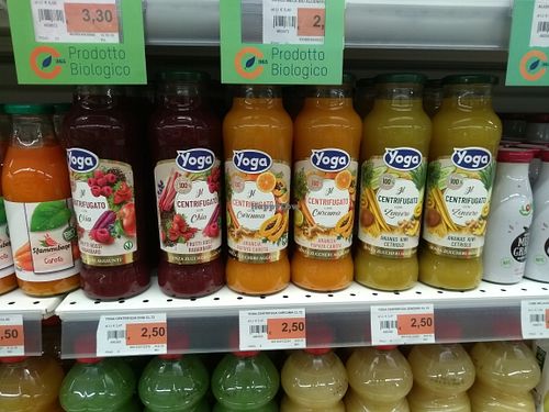 Juices (Vegan) in glass bottles at Sole 365 in Naples