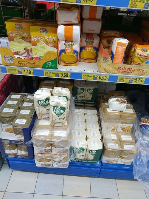 Wheat Flour and organic wheat flour  at Eurospin in Caserta