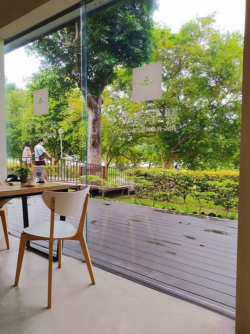 With Pond view at Jingsi Books & Cafe 靜思書軒 - Yishun  in North Singapore