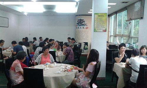 First half of the large eating area. at Hong Shan Vegetarian - Saint Love in Guangzhou