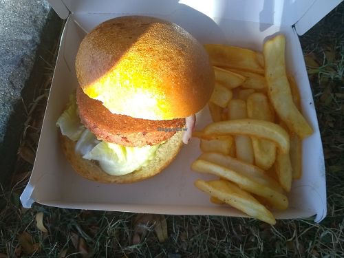 Vegan "beyond meat" burger to take away for 13,95euros (ask for no cheese!) at Tommy's Diner in Labege