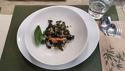 Ensalada de quinoa con tempura: quinoa, espinaca, boniato y kale deshidratados, salsa de cilantro con nueces at VeGaia - La Abuela Vegana in Alpedrete