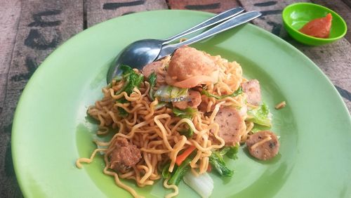 Mie goreng with vegs and "ayam" at Warung Vegetarian in 