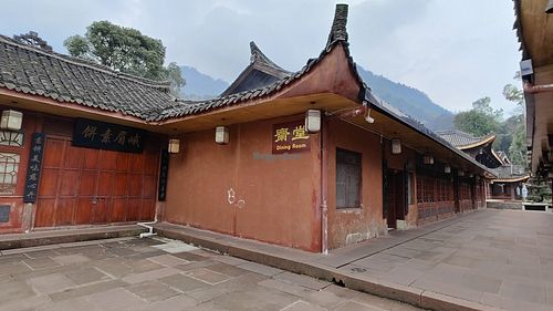  at Wannian Temple 万年寺 in Emeishan