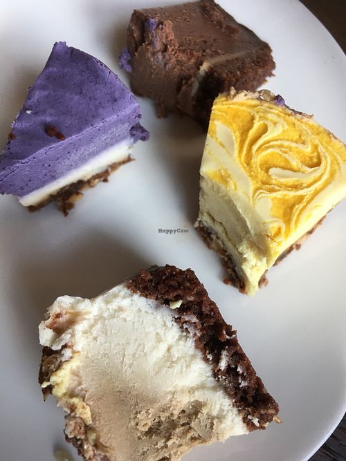 Instantaneous disappearance of the Guava, Blueberry and Coffee flavored cream cakes at LN Fortunate Coffee 幸福咖啡 in Hsinchu